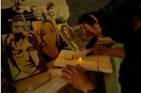 Warga Belanda dan Jepang Meminati Karya Seni Lukis Bakar Asal Sukabumi