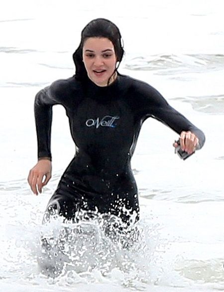 Retro Bikini: Kendall Jenner plays paddle boarding in “Pink Bikini