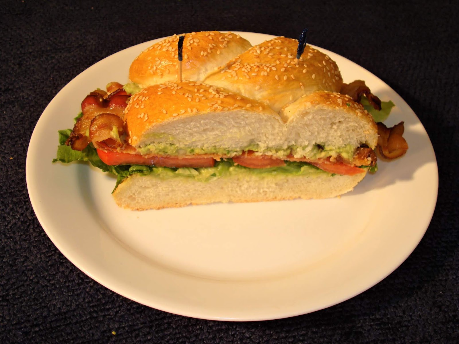 LA COCINA DEL POLLO SANDWICH DE TOCINO, LECHUGA, TOMATES Y GUACAMOLE