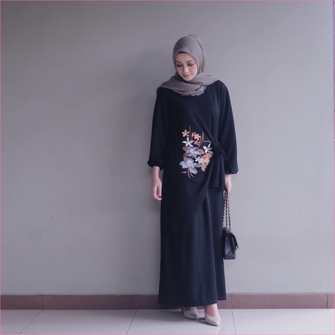 Outfit Baju Hijab Casual Untuk Perempuan Gemuk Ala Selebgram 2018 abaya gamis biru dongker navy bercorak bunga kuning muda coklat tua oren putih pashmina krem ciput slingbags hitam emas high heels wedges abu muda gaya casual kain katun rayon sutra ootd outfit 2018 kekinian selebgram tembok abu ubin Outfit Baju Hijab Casual Untuk Perempuan Gemuk Ala Selebgram 2018 abaya gamis biru dongker navy bercorak bunga kuning muda coklat tua oren putih pashmina krem ciput slingbags hitam emas high heels wedges abu muda gaya casual kain katun rayon sutra ootd outfit 2018 kekinian selebgram tembok abu ubin