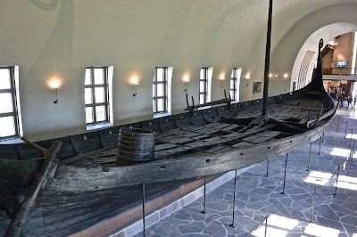 Norvège Oslo Le musée des bateaux vikings : Vikingskipshuset Oslo presqsue île de Bygdoy Le musée des bateaux vikings : VikingskipshusetLe bateau viking d'Oseberg