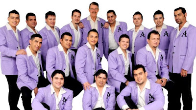 La Arrolladora Banda El Limón Foto de La Arrolladora Banda El Limón con uniforme de trabajo
