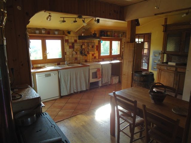 Magnifique CHALET dans le Béarn Cuisine et pièce principale Magnifique CHALET dans le Béarn Cuisine et pièce principale