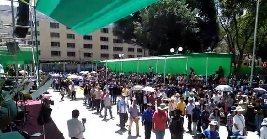 Docentes en huelga interrumpen celebraciones por aniversario de Huánuco Docentes en huelga interrumpen celebraciones por aniversario de Huánuco