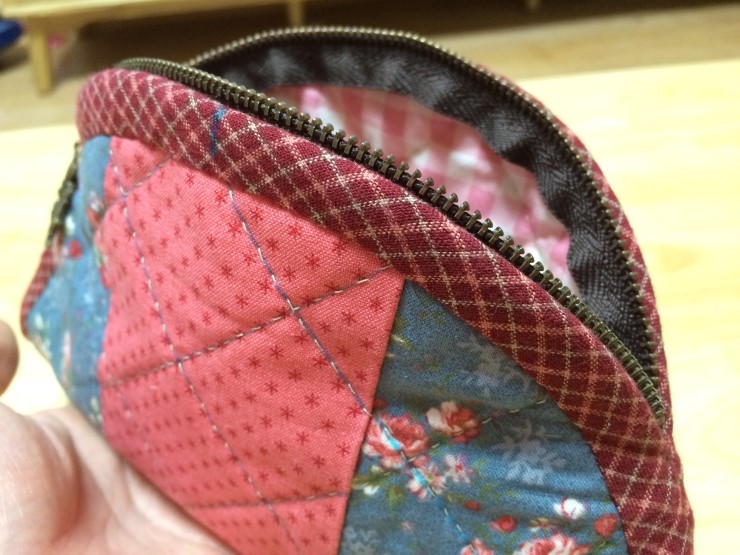 How to make a cute quilted cosmetic zippered bag! Quilting and patchwork. DIY Tutorial.