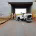 Em acidente, BMW despenca de viaduto na Avenida L4 Sul