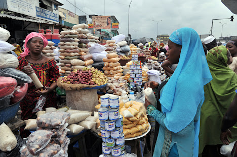 wanita menjual sereal di pasar jalanan di Abobo