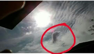 foto penampakan awan seperti rukuk sholat saat gerhana matahari di Ambon foto penampakan awan seperti rukuk sholat saat gerhana matahari di Ambon