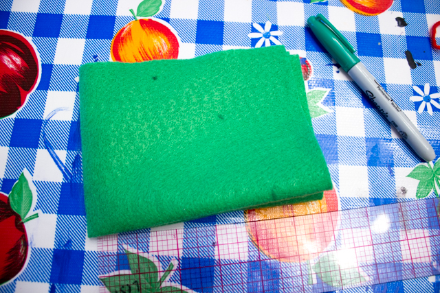 No sew felt drawstring bag- such a fun kids craft for holding small collections, coins, or even tooth fairy teeth!