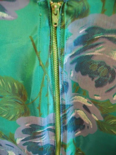  is a fastening device which makes a consummate closure past times way of interlocking teeth or ce Yaa Application Method for Zippers