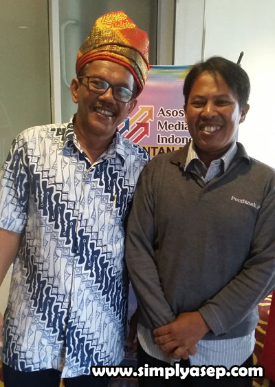 SILATURAHMI : Penulis berfoto bersama Pak Sukaliman, Kepala Dinas Komimfo Kalbar. Beliau tidak asing bagi penulis karena pernah sama sama menjadi peserta workshop dan diskusi pengelolaan situs web Pemda Kominfo-DETIK COM di ITCC Jatiluhur bulan Juli 2008 yang llalu. FOTO IST SILATURAHMI : Penulis berfoto bersama Pak Sukaliman, Kepala Dinas Komimfo Kalbar. Beliau tidak asing bagi penulis karena pernah sama sama menjadi peserta workshop dan diskusi pengelolaan situs web Pemda Kominfo-DETIK COM di ITCC Jatiluhur bulan Juli 2008 yang llalu. FOTO IST