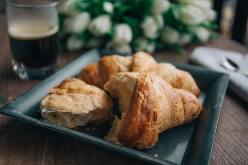 historia francuskich croissantów skąd pochodzą francuskie rogaliki