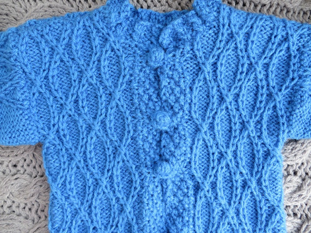 Sweterek dla dziecka na drutach.