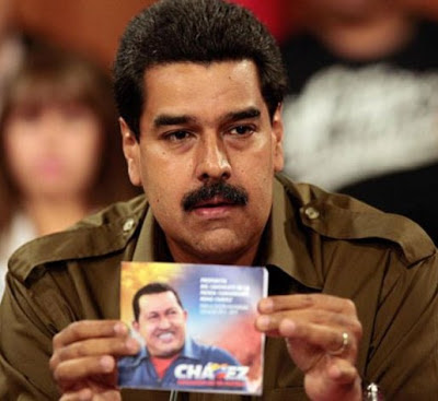 Nicolás Maduro Nicolás Maduro triste mostrando la imagen de Hugo Chávez