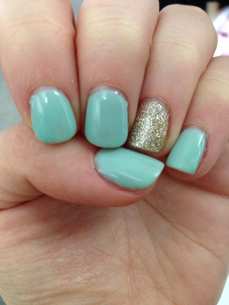 Beautiful mint green nails!