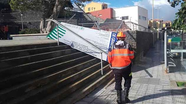 El viento tira carteles y ramas en Las palmas de Gran Canaria El viento tira carteles y ramas en Las palmas de Gran Canaria