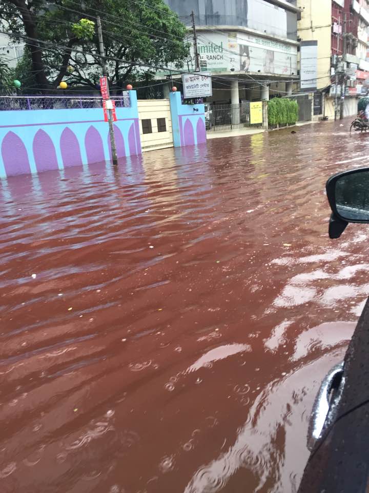 Воды течет на улицу. Красный дождь в 2001 году в Индии.