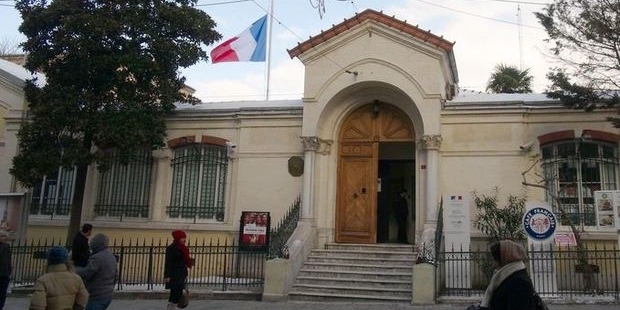 Francia cierra misiones diplomáticas en Turquía