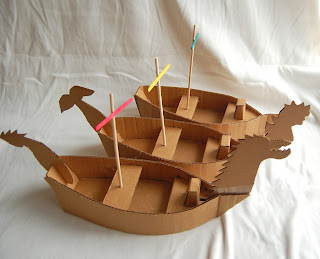 barco para niños hecho con cartón reciclado