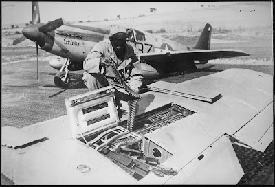 http://4.bp.blogspot.com/-xqM55dKGTeU/UKOV6afkvTI/AAAAAAAA3vI/9jLOMxH4zIk/s1600/Copy+of+An+armorer+of+the+15th+U.S.+Air+Force+checks+ammunition+belts.jpg