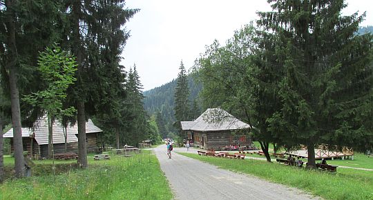 Okolice gospody przeniesionej ze wsi Korňa (widoczna po prawej stronie drogi).