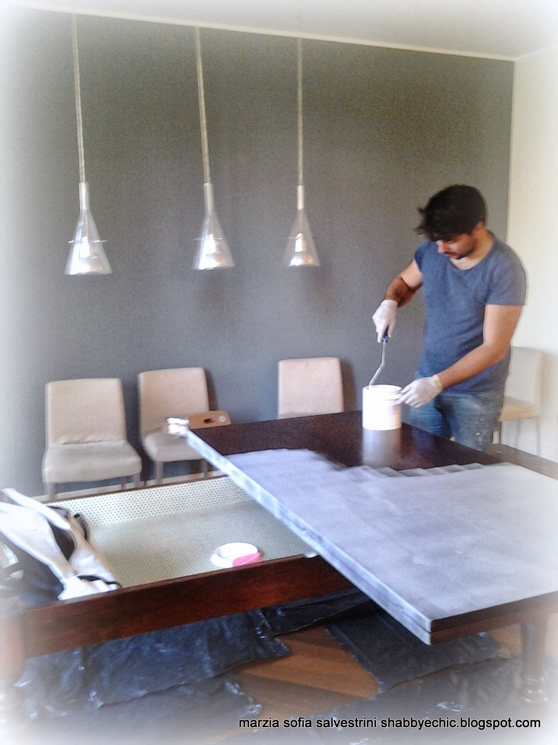 Gustavian chic : un tavolo in legno si trasforma. Milano mercatino usato vecchio tavolo legno