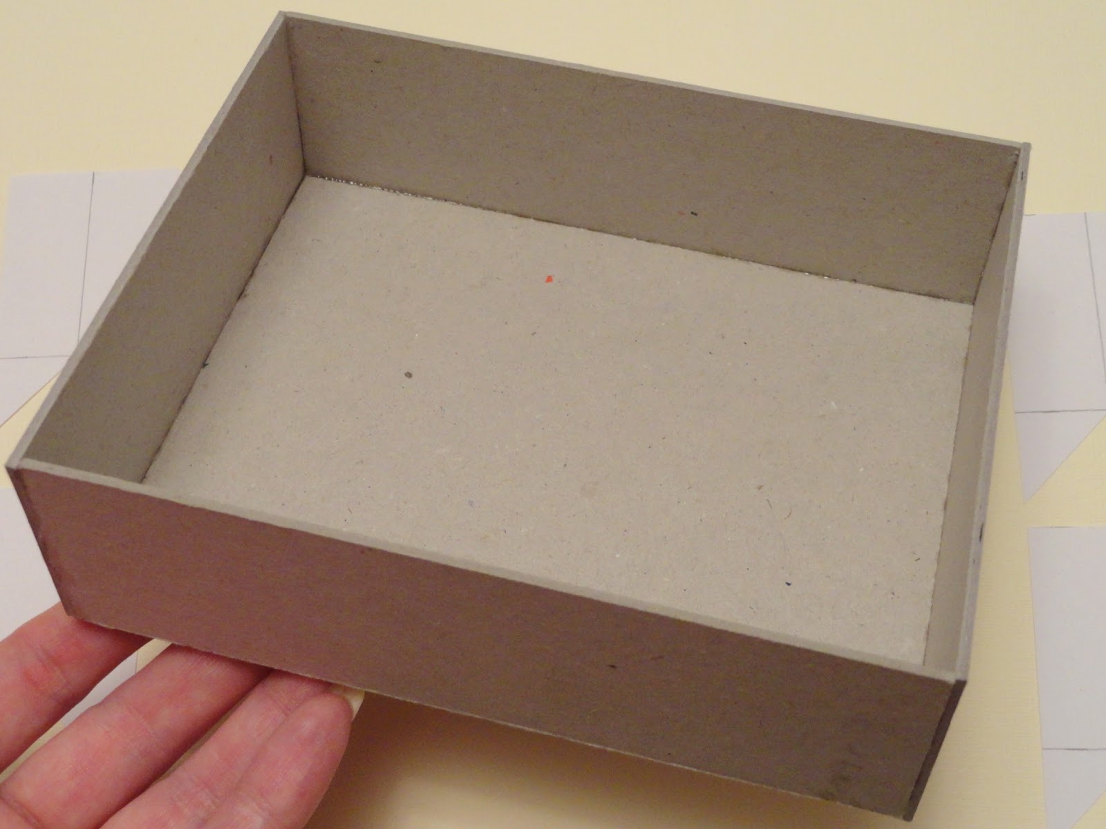 Собрать коробку самому. Коробка из картона своими. Прямоугольная коробка из картона. Переплетный картон коробки. Коробочка из картона с крышкой.