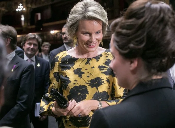 Queen Mathilde wore Natan trousers and Natan blouse and she wear Tikli Jewelry gold pleated drop earrings and cuf bracelet