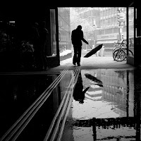 Imagen : Blanco y negro : Hombre con paraguas