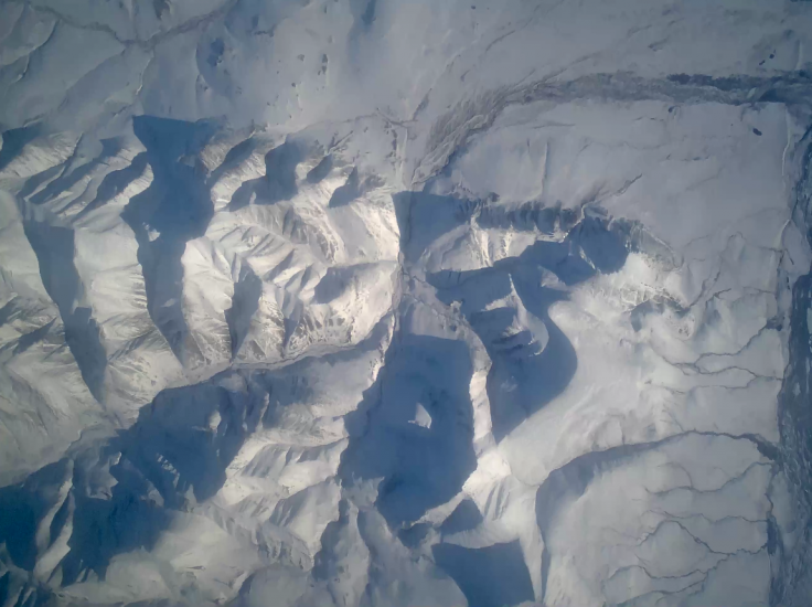 Vídeo de uno de los aviones no tripulados Global Hawk que muestra el hielo polar. El vídeo fue tomado como parte de la misión de investigación de la Operación Puente de Hielo de la NASA (NASA / AnonSec)