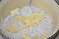 печенье с отрубями и луком: добавить размягченное сливочное масло