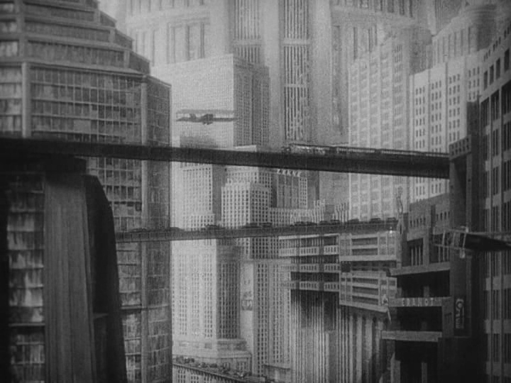 Imagen de la película, Metrópolis, de Fritz Lang, en la que se observa el diseño arquitectónico futurista