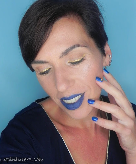Look de fiesta con eyeliner dorado y dos opciones de labial 04 labial azul