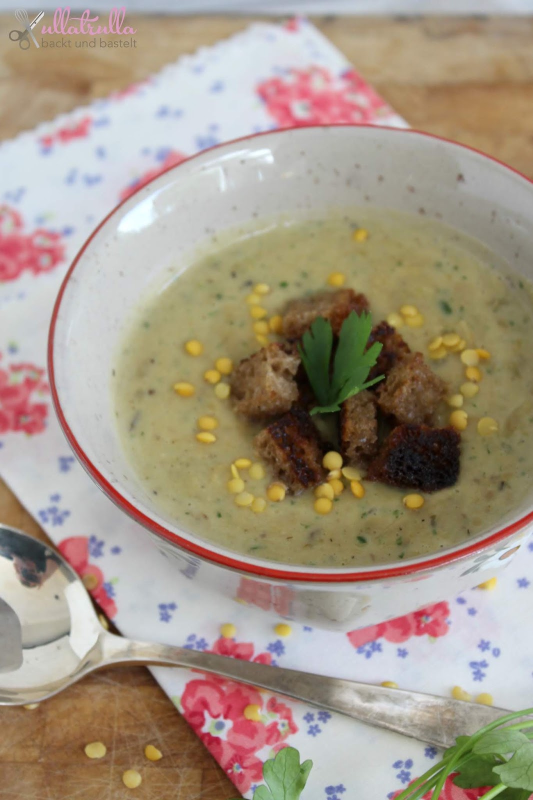 ullatrulla backt und bastelt: Gelbe Linsensuppe mit Croutons: wir ...