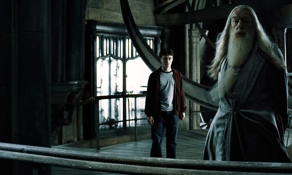 Cena do filme Harry Potter e o Enigma do Príncipe (2009) onde harry portter aparece em sozinho em um cômodo com roupas casuais
