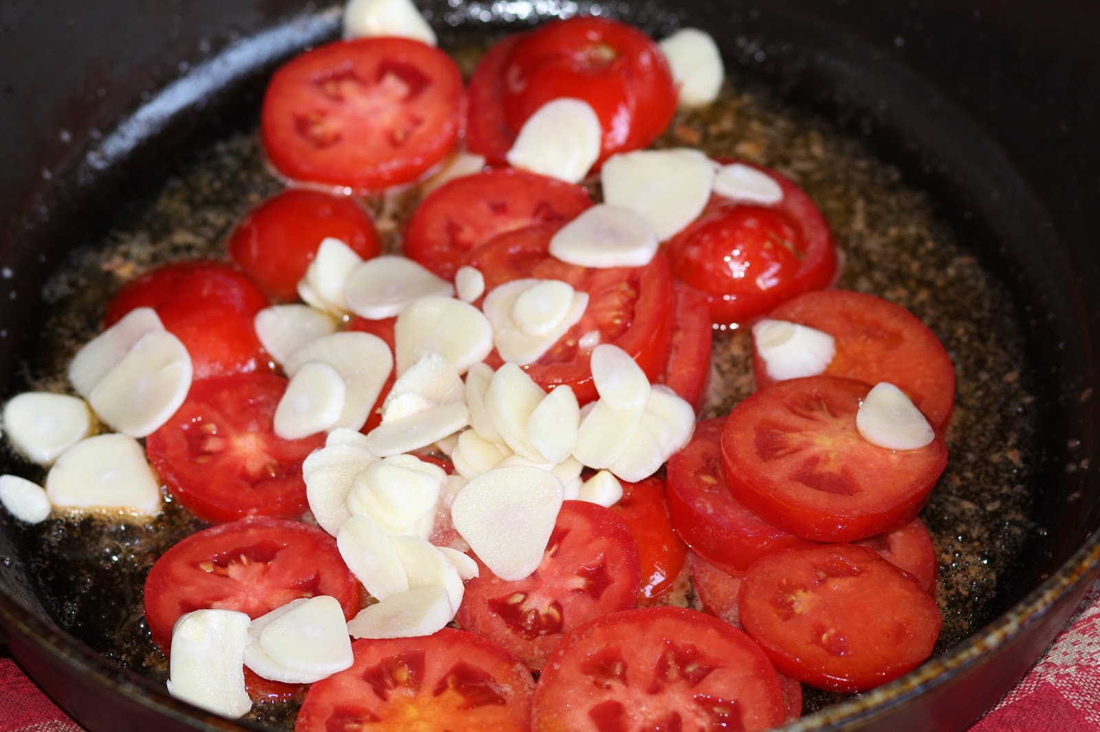 Рецепт жареных помидор с чесноком. Помидоры с чесноком. Помидоры на сковородке. Яйца с помидорами. Яичница с помидорами и чесноком.