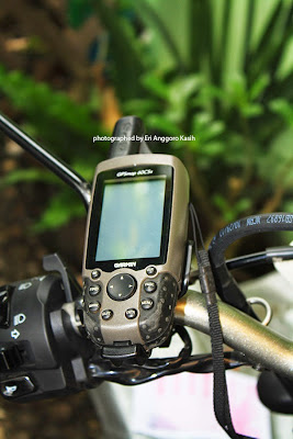 GPS Garmin 60CSx terpasang di stang motor GPS Garmin 60CSx terpasang di stang motor