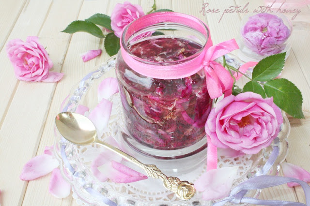 Petale de trandafir glasate