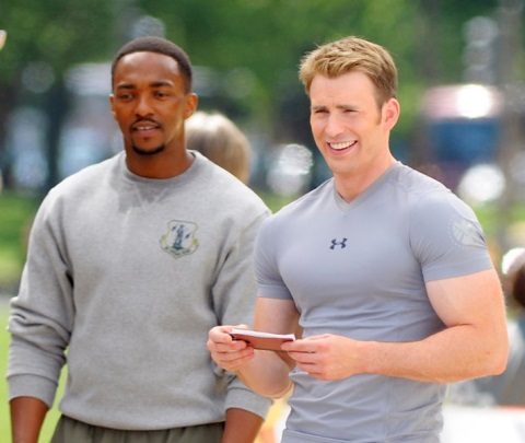 SAM WILSON (ANTHONY MACKIE) Y STEVE ROGERS (CHRIS EVANS)