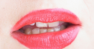 Arti Kedutan Bibir Kiri Atas Menurut Primbon