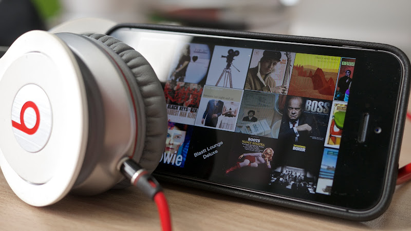 iPhone Apple & Headphones Beats