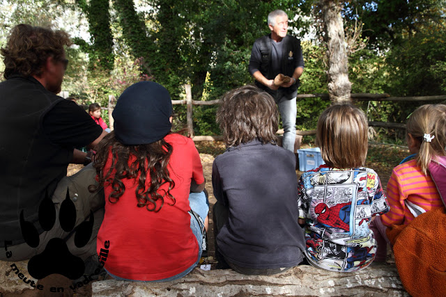 louveteaux-animation-faire-feu-percussion-village-prehistorique