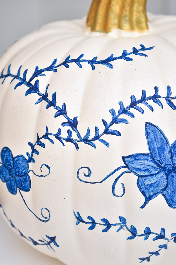 Blue & white hand painted chinoiserie pumpkin tutorial- an easy and affordable DIY pumpkin decor idea for fall. | #chinoiserie #gingerjar #blueandwhite #blueandwhiteforever #chinoiseriechic #paint #craftDIY #fallcrafts Blue & white hand painted chinoiserie pumpkin tutorial- an easy and affordable DIY pumpkin decor idea for fall. | #chinoiserie #gingerjar #blueandwhite #blueandwhiteforever #chinoiseriechic #paint #craftDIY #fallcrafts
