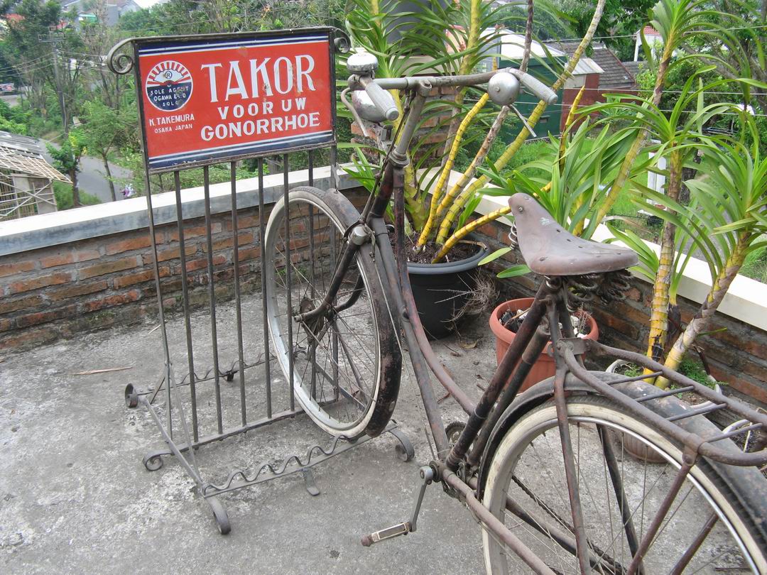 Puri Ayu Tempat  Parkir Sepeda  Antik Reklame Obat sakit 