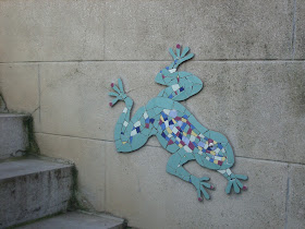 création artisanale d'une grenouille en tesselles de mosaïque sur mur extérieur terrasse jardin par mosaiste severine peugniez