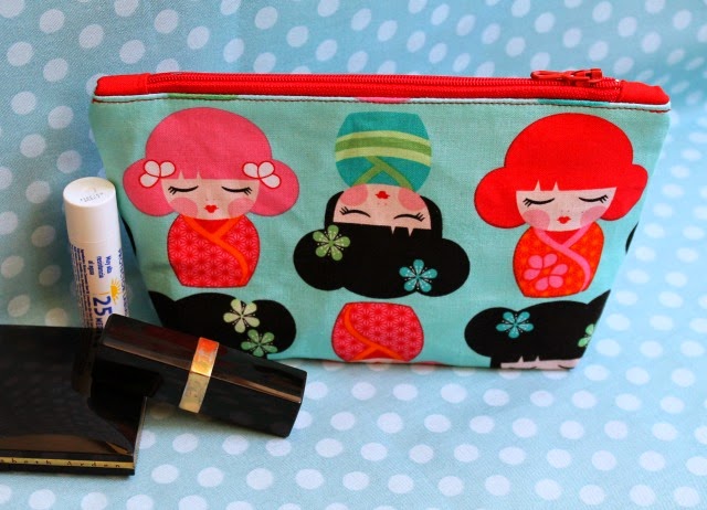 make-up bag con tela de muñequitas japonesas "Kokeshi", handmade por Funkypatch