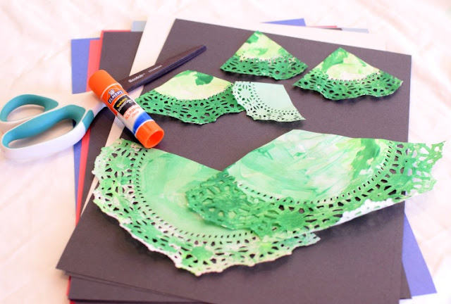Paper Doily Christmas Tree Craft- fun holiday painting activity for preschoolers, kindergartners, or elementary kids.  Paint paper doilies then assemble them into Christmas tree shapes!