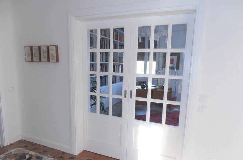 Boiserie e cucine su misura: boiserie libreria in legno bianco Librerie scorrevoli divisorie