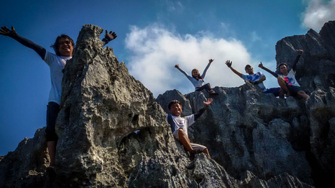 Mt. Sipit Ulang Rock Formation - Montalban Rizal Climbers having fun on top of Mt. Sipit Ulang rock formation