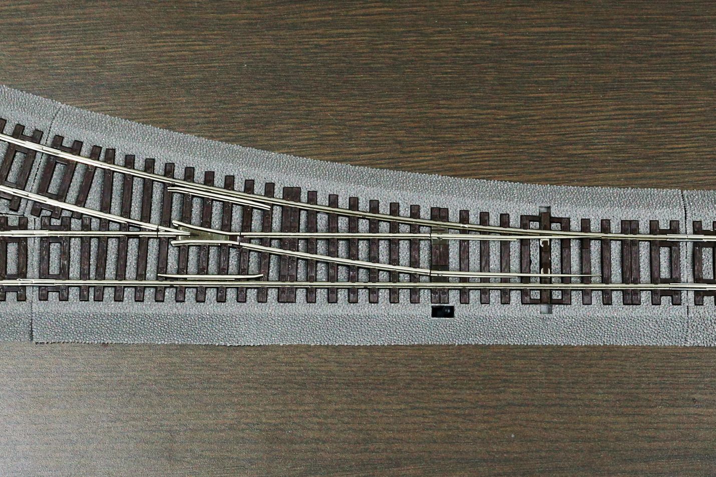 フログ部分は絶縁されている、Pecoで言うところのElectroFrogでフログへ給電出来る。